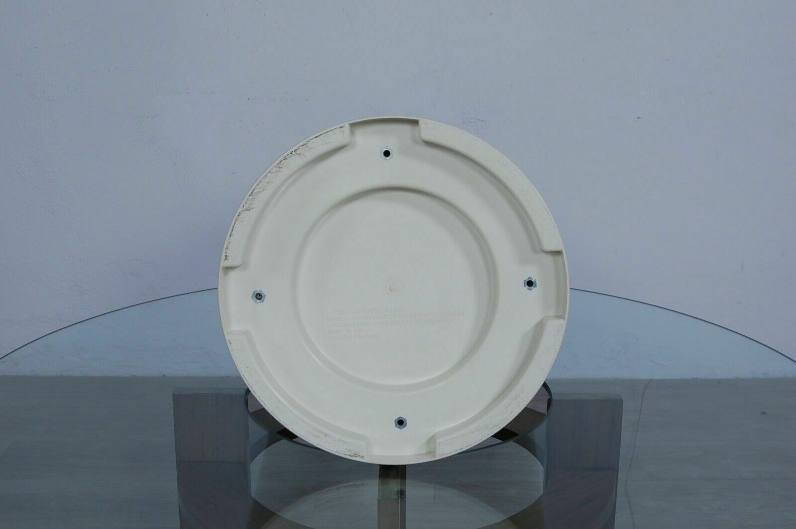photo furniture Round Coffee Table Design From The 70s With Giano Artemide Vase Holder