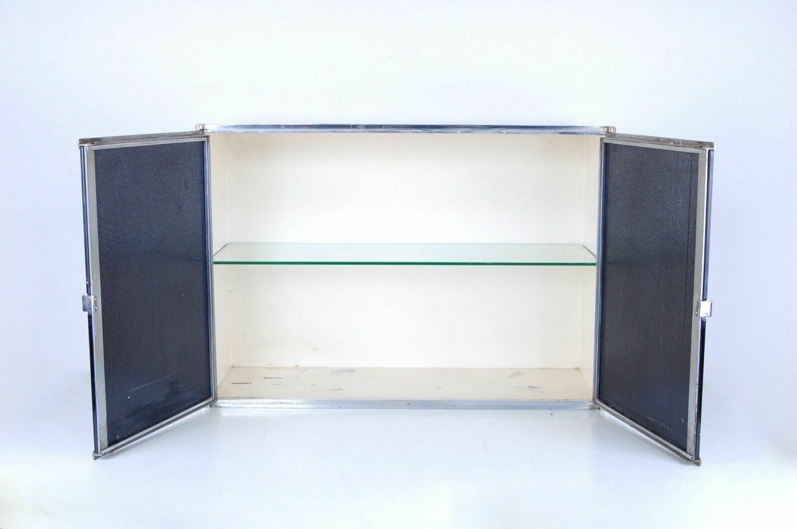 photo vintage Bathroom Set In Chromed Metal And Black Opal Glass 40s Ep Milano