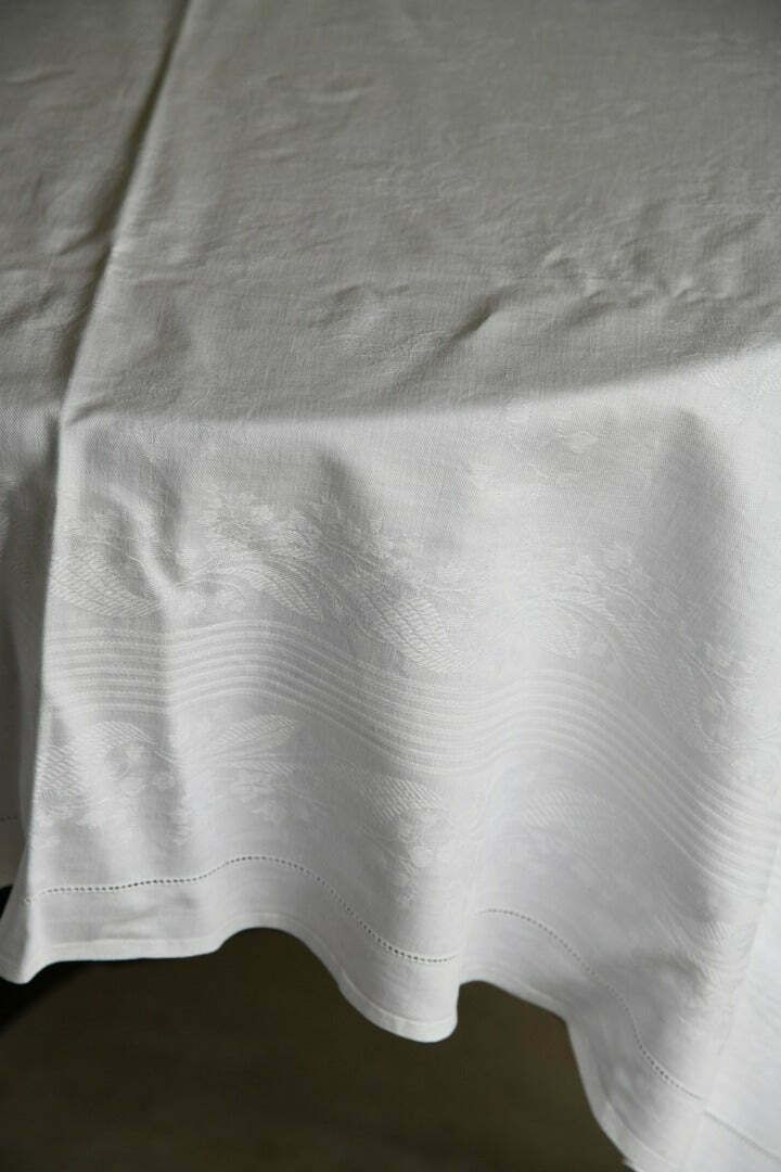 Good Quality Damask Tablecloth photo Textiles
