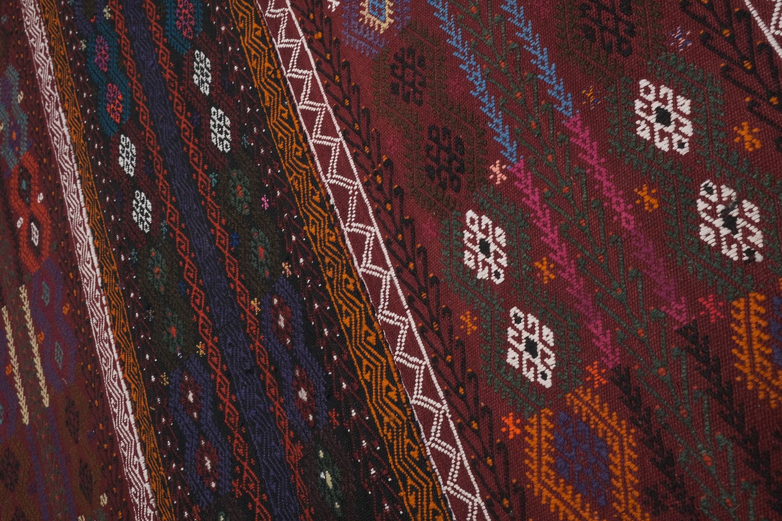 photo furniture Vintage Turkish Handmade Kilim Rug 3'10'' X 17'5''