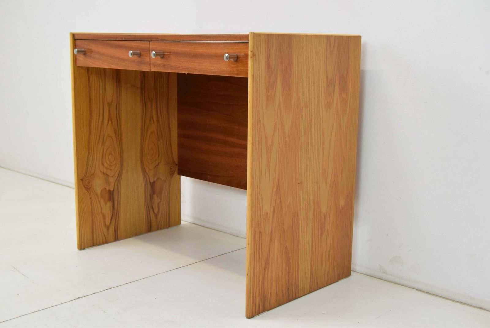 Lady's Desk Or Vanity Or Side Table In Mahogany/Up Zavody , 1970's. photo vinterior