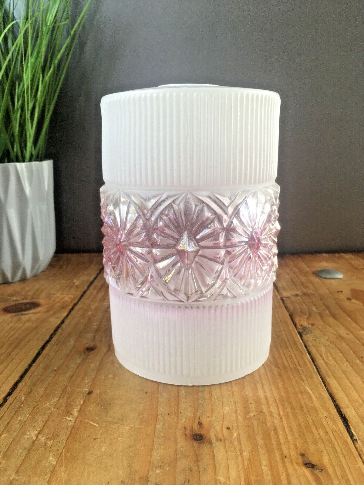 Retro 60's White & Lilac Rippled Textured Floral Glass Lamp Shade Vintage 70's photo vinterior