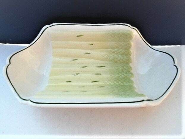 photo for sale Plat de service à asperges vintage, décor crème et vert pâle, Salins, France