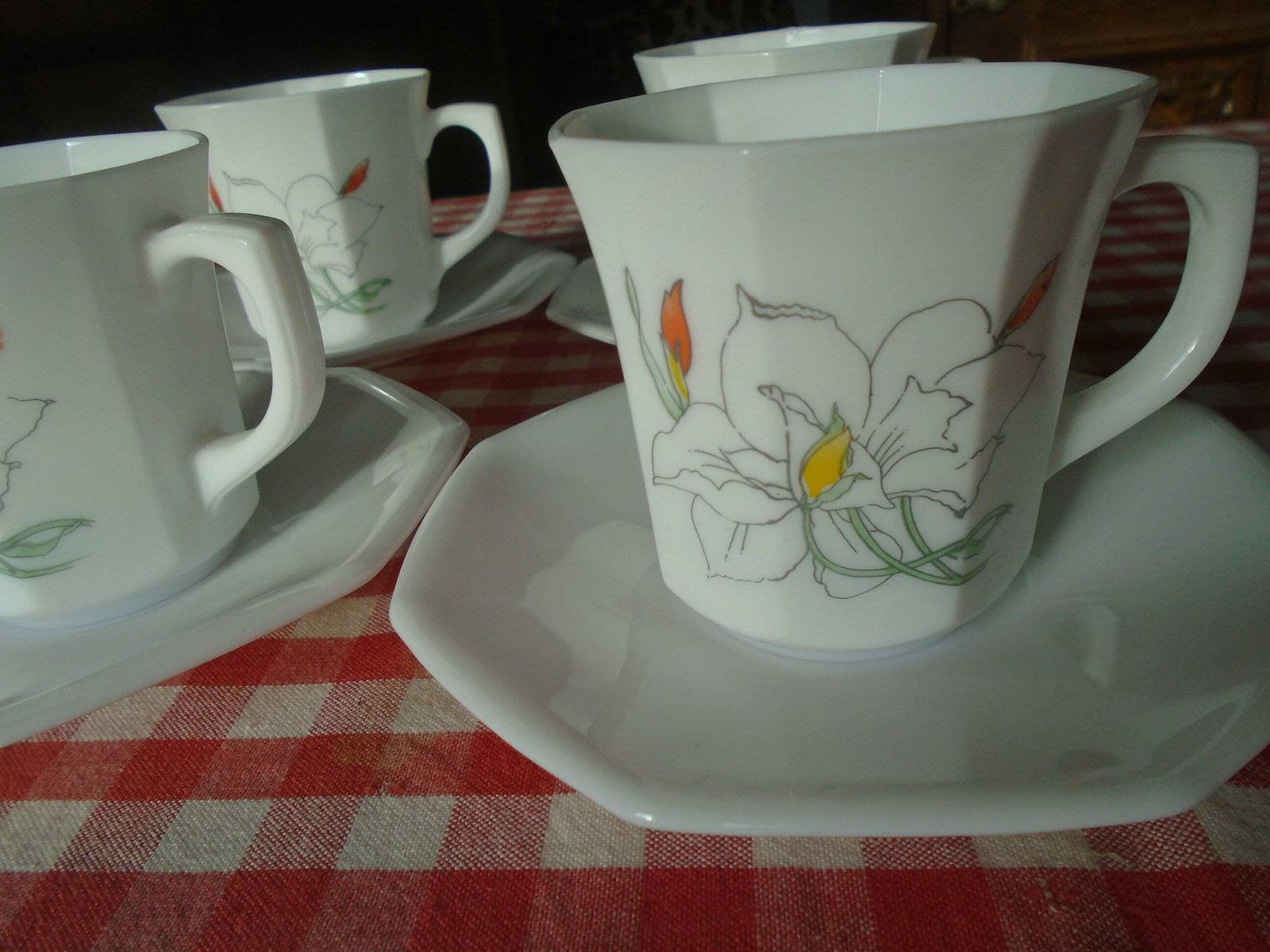 Vintage French Arcopal Teacups And Saucers, Set Of 4, Daffodil Design, 1960s