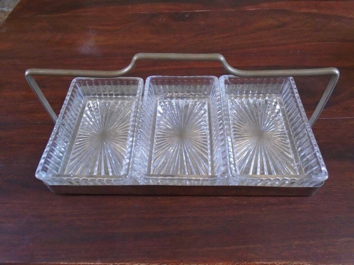 Serviteur apéritif Art déco vintage en métal chromé, 3 coupelles en verre sur support métallique, pour olives et amuse-bouches