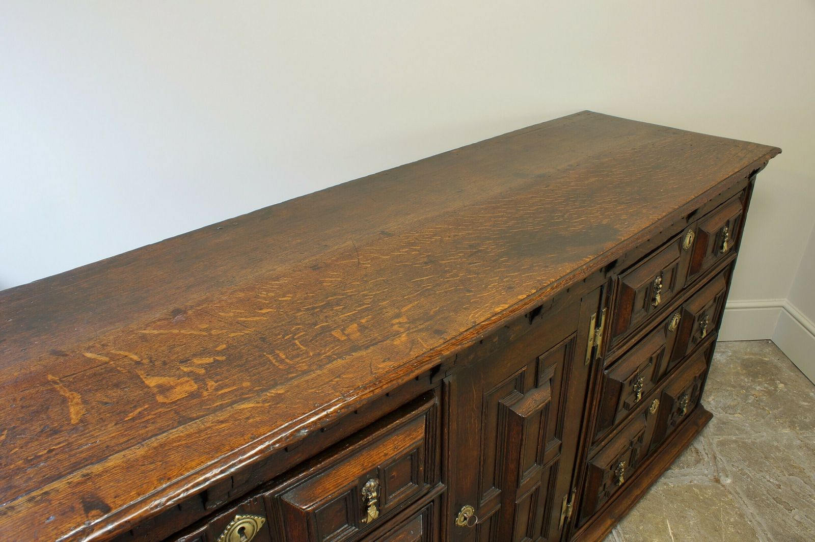 photo vintage 17th Century Oak Cushion Moulded Dresser Base