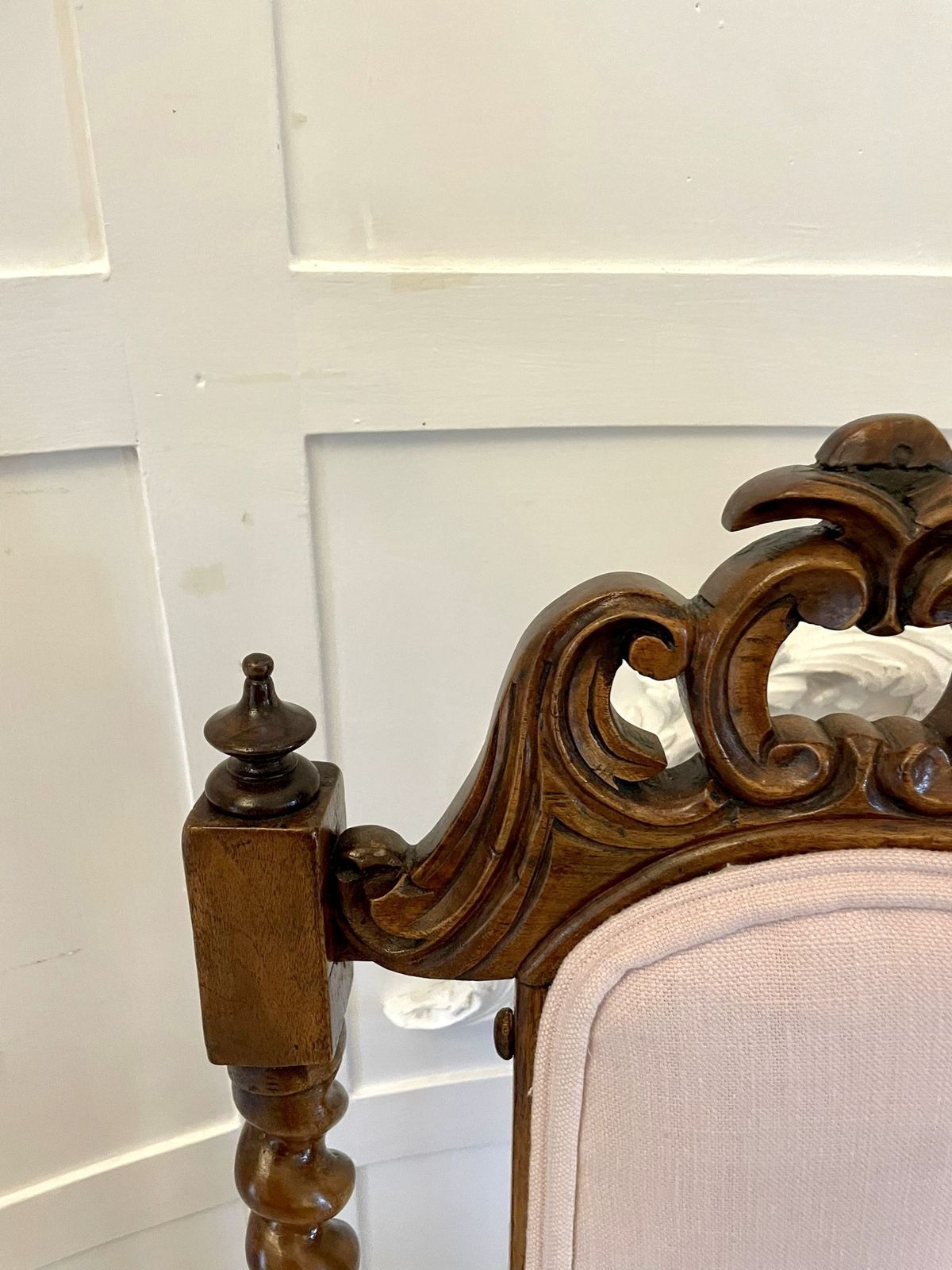 photo vinterior Antique 19th Century Carved Walnut Side Chair