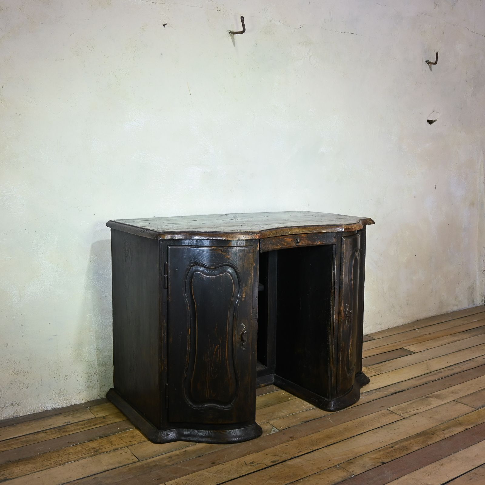 A 17th Century North Italian Ebonised Baroque Desk photo vinterior