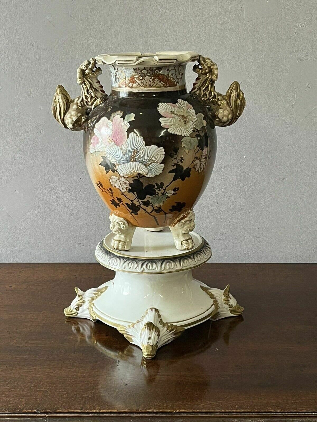 Satsuma Dogs Of Fo Vase On Stand. Large & Impressive photo vinterior