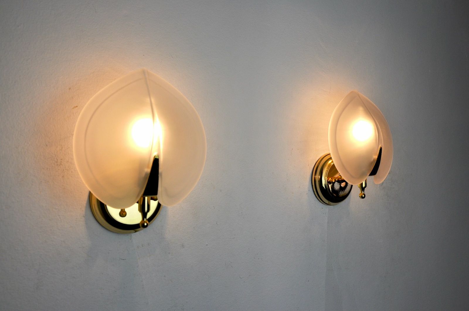 Pair Of "Leaf" Sconces In Opaque Glass, Murano, Italy 1980 photo for sale