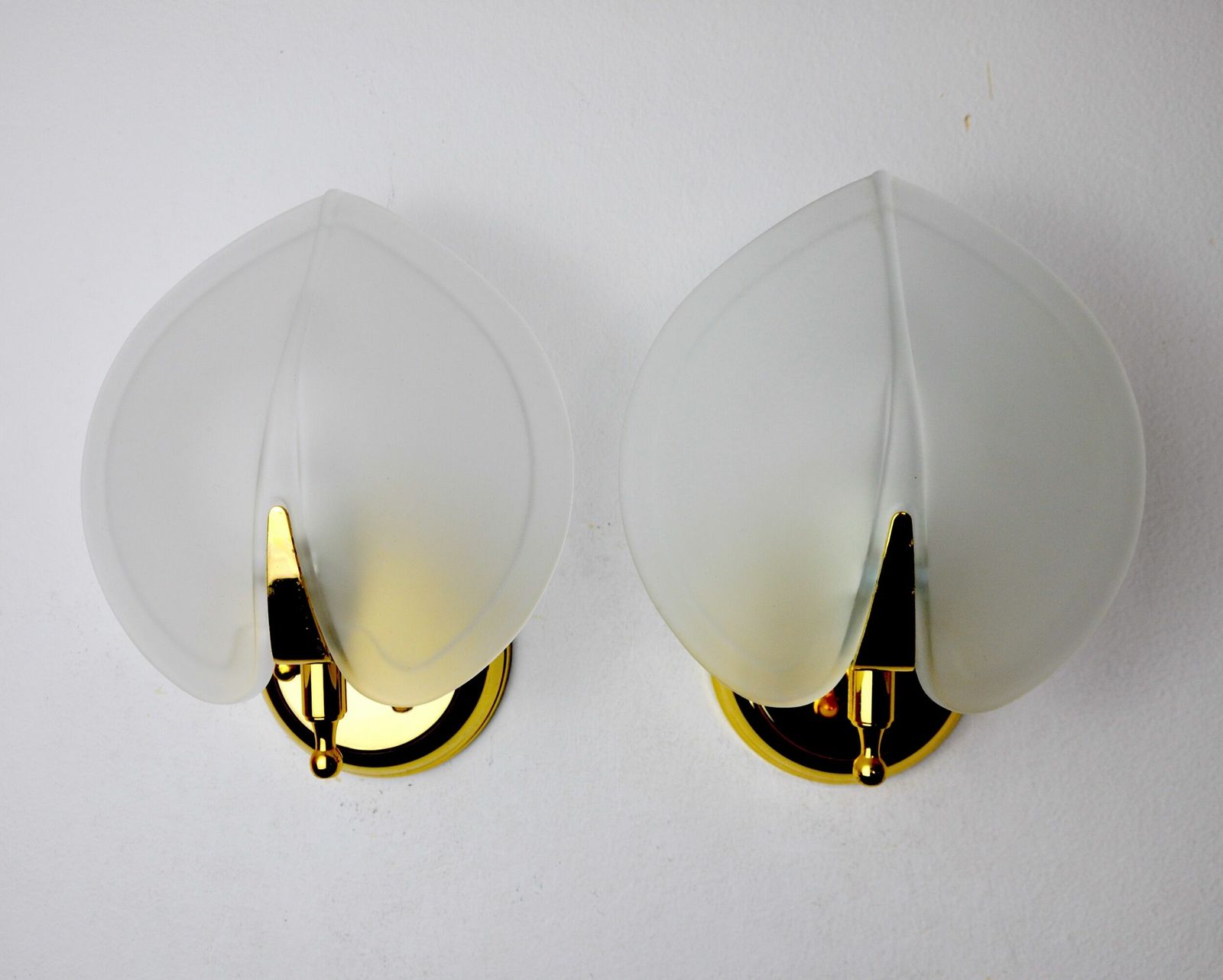 Pair Of "Leaf" Sconces In Opaque Glass, Murano, Italy 1980 photo buy