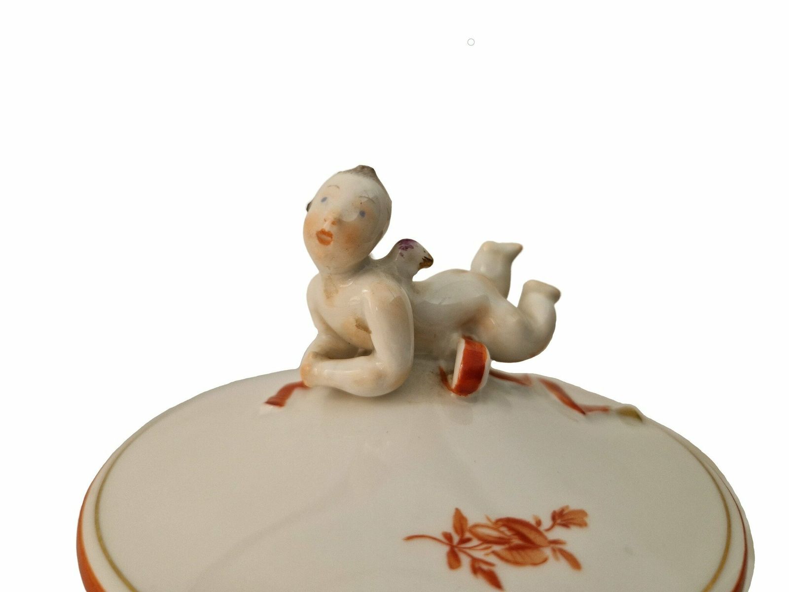 Antiek Meissen porseleinen dekselschaal van Paul Scheurich – Duits keramisch sieradendoosje met cherubijnfiguur photo vintage