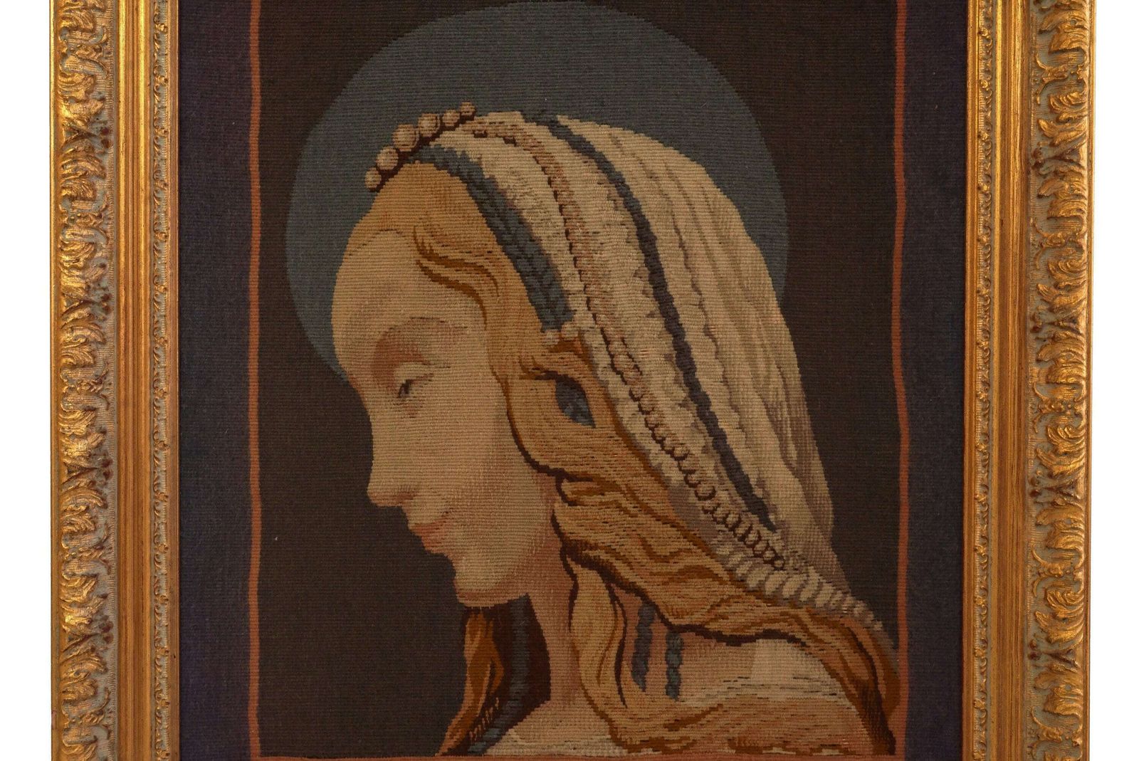 Franse Aubusson Tapisserie Met Portret Van De Maagd Maria Van St. Galmier – Vintage Frans Borduurwerk photo for sale