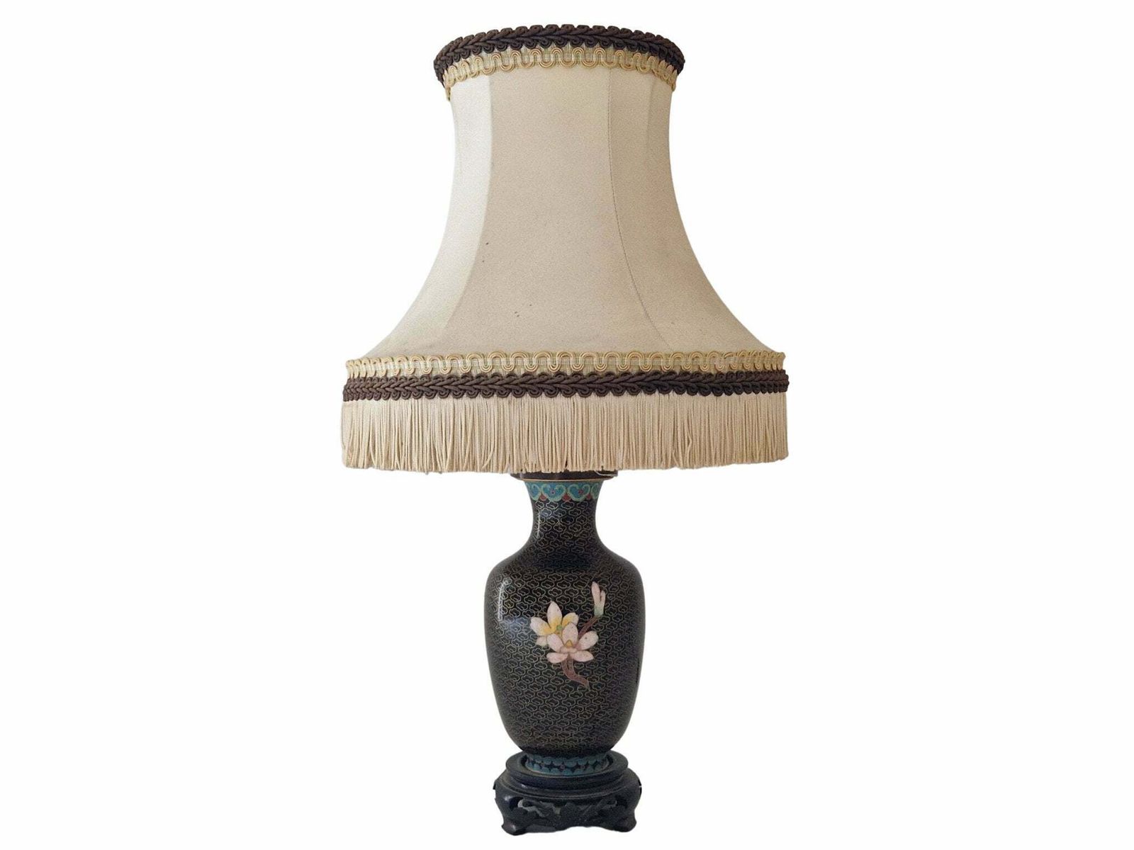 Mid Century Chinese Cloisonné Tafellamp Met Bloemmotief Op Gesneden Houten Voet, Chinoiserie Woondecoratie photo for sale