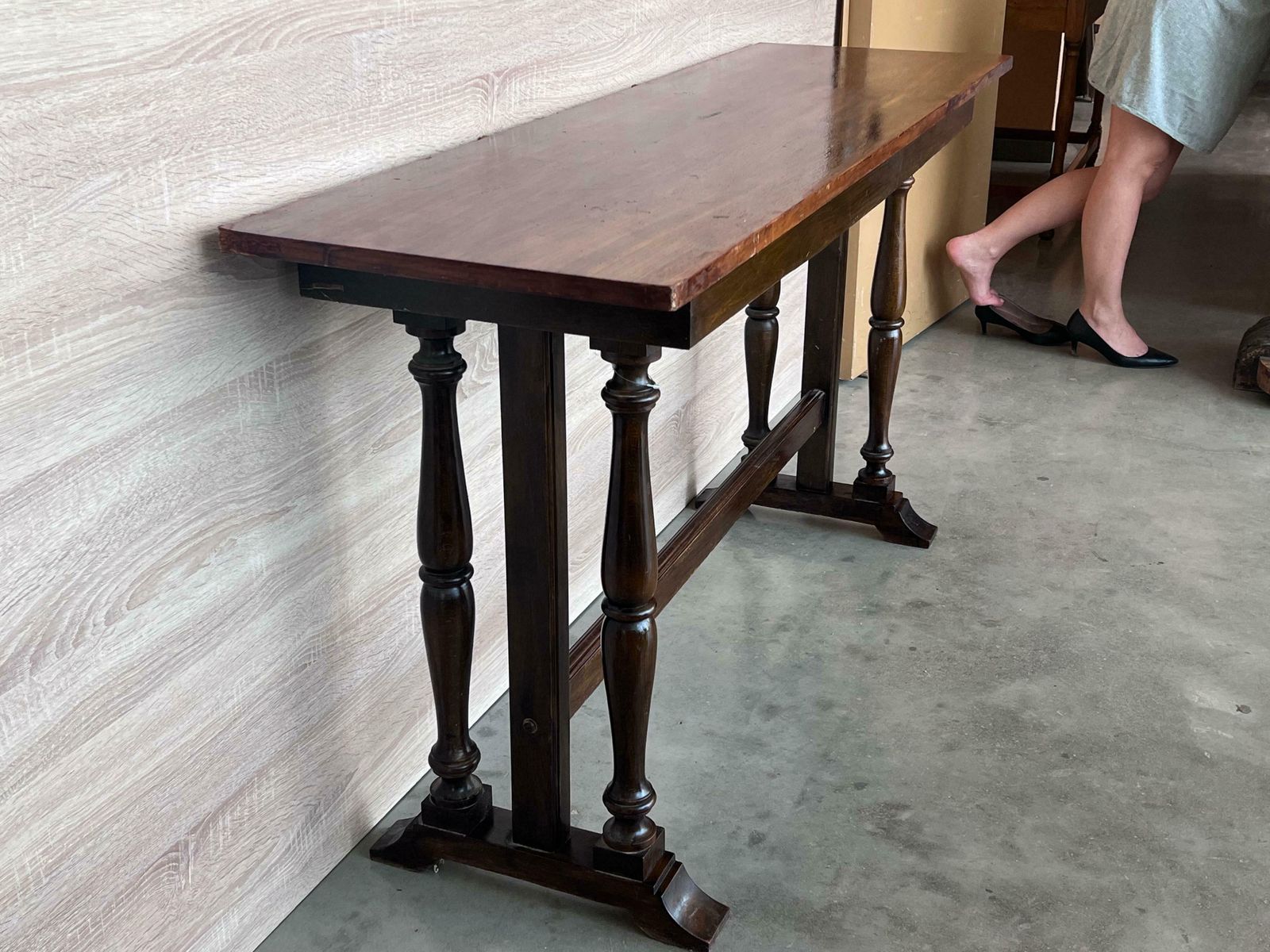 Table d'appoint ou console espagnole en noyer, XXe siècle, à triple piétement photo Mobilier