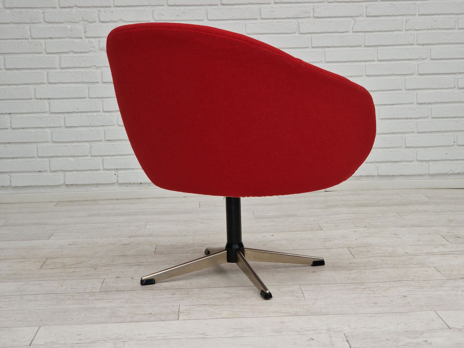 photo vinterior Ca. Jaren 1960, Scandinavisch Design Van Karl Eric Klote, Draaifauteuil, Wollen Bekleding.