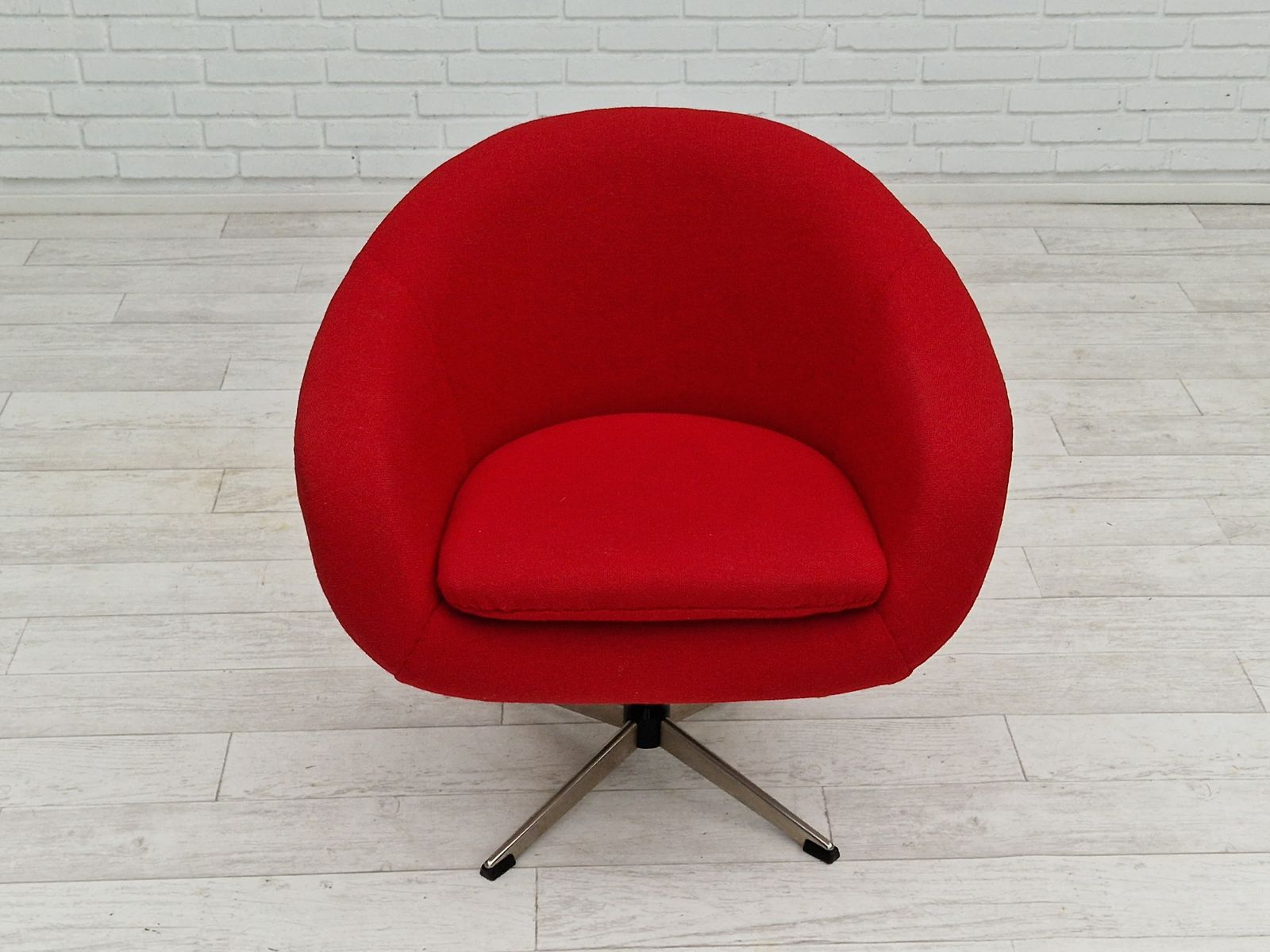 photo buy Ca. Jaren 1960, Scandinavisch Design Van Karl Eric Klote, Draaifauteuil, Wollen Bekleding.