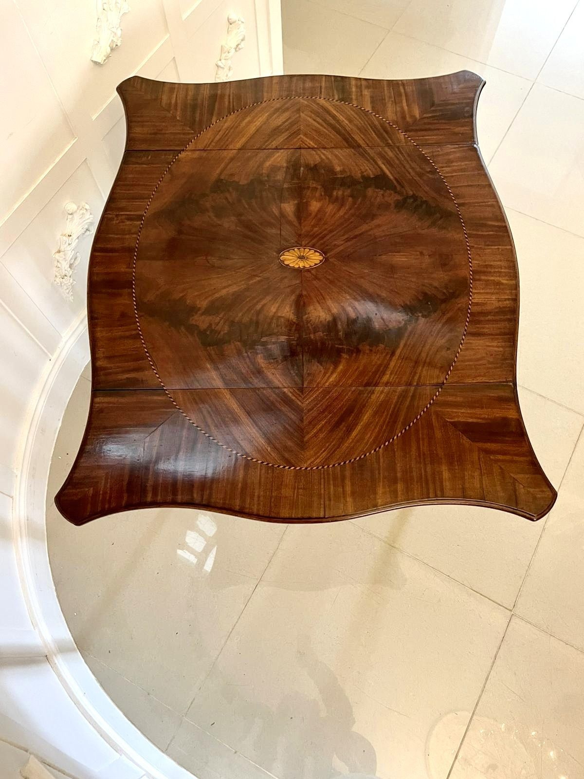 photo vinterior Antique 18th Century Quality Mahogany Inlaid Butterfly Pembroke Table