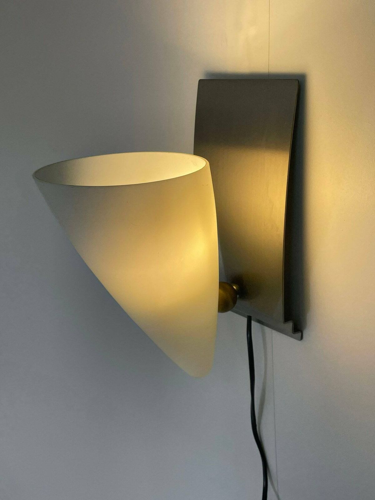 Vintage Herda Wandlamp   Memphis Stijl / Postmodern Design   Wit Matglas photo furniture