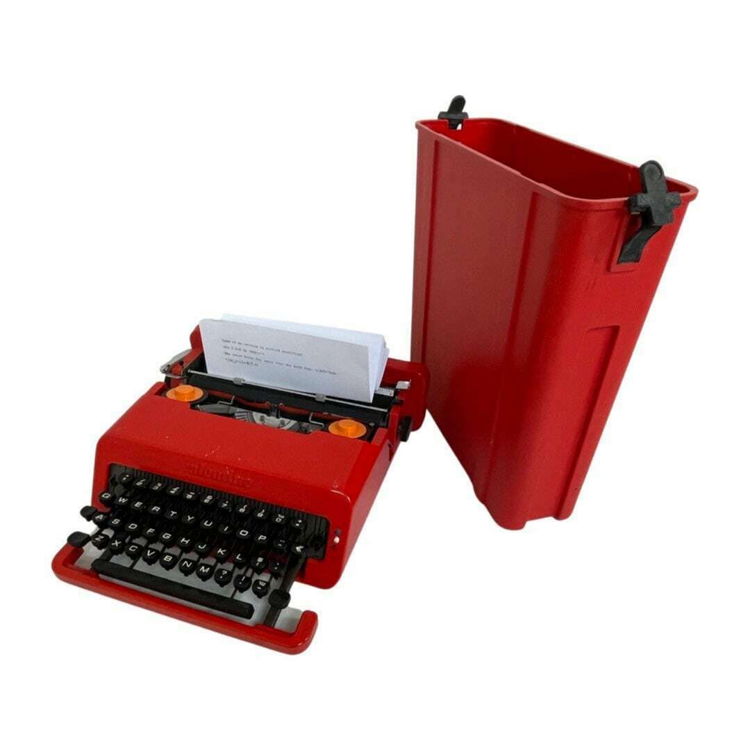 photo furniture Ettore Sottsass / Perry A. King   Olivetti   Valentine   Typemachine Inclusief Harde Koffer   Werkend (Qwerty)