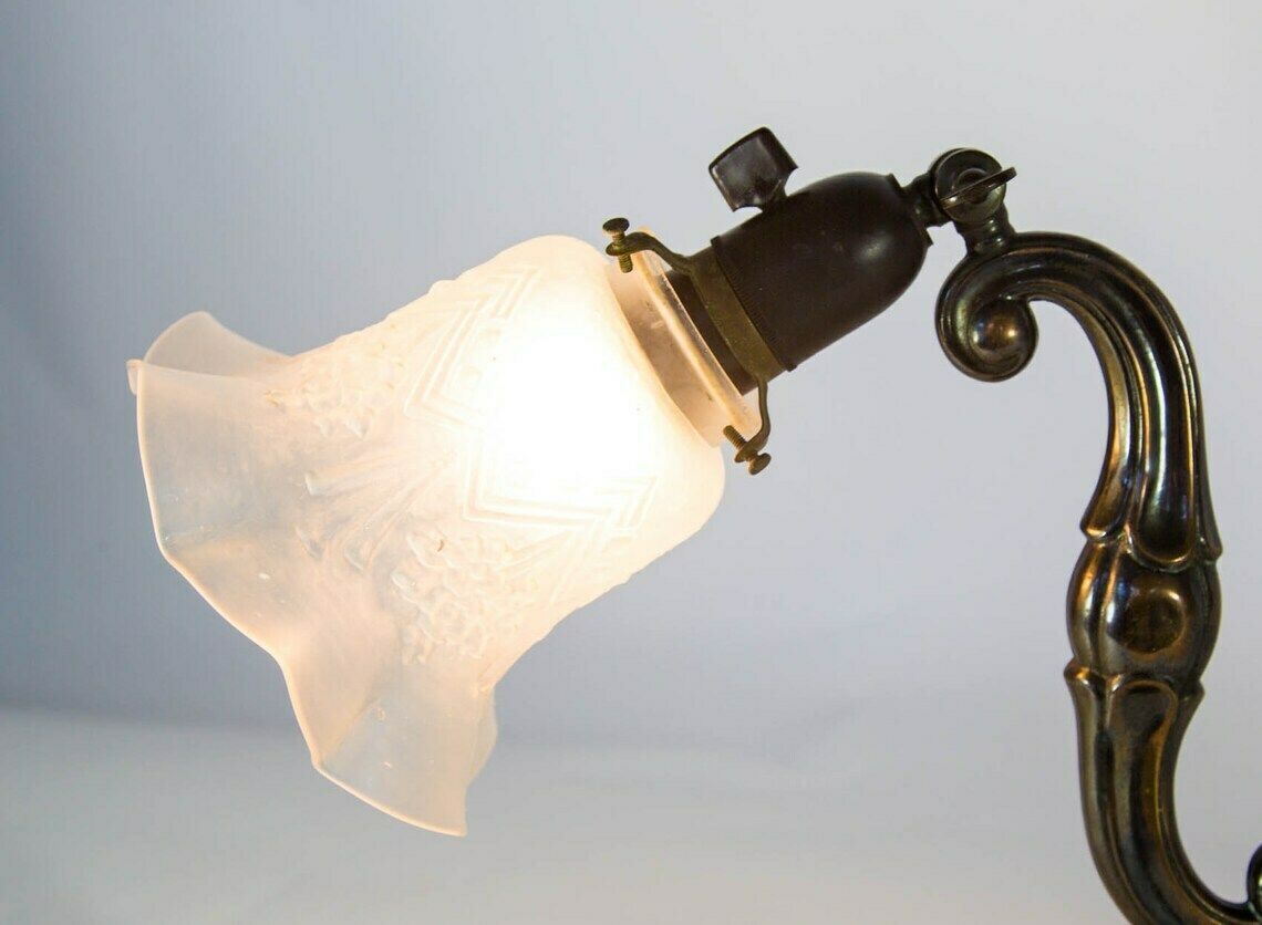 Art Deco Bureaulamp Met Geperst Glas En Bakeliet Fitting photo vintage