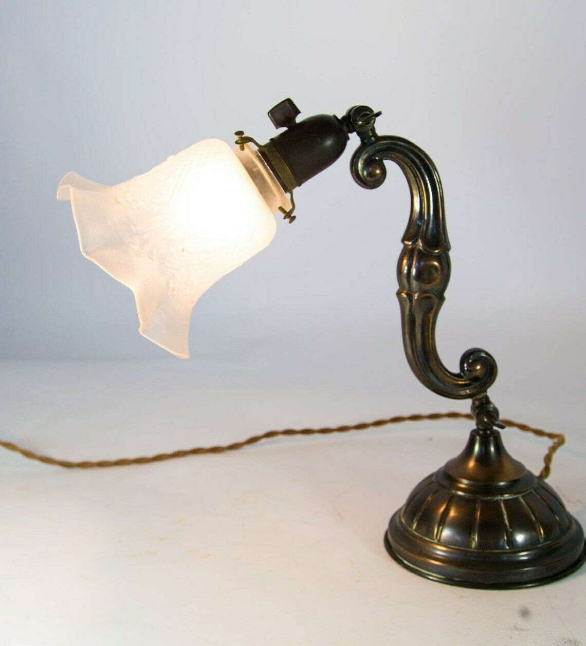 photo furniture Art Deco Bureaulamp Met Geperst Glas En Bakeliet Fitting