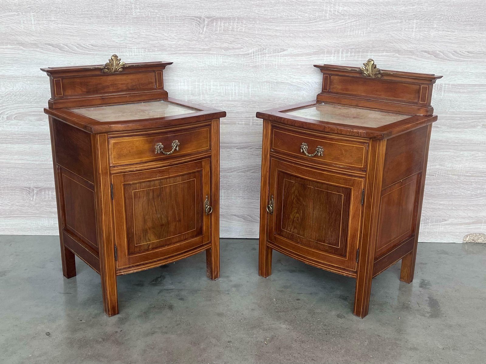 photo for sale Tables de chevet françaises de style Louis XV en bois de citronnier, une porte - paire