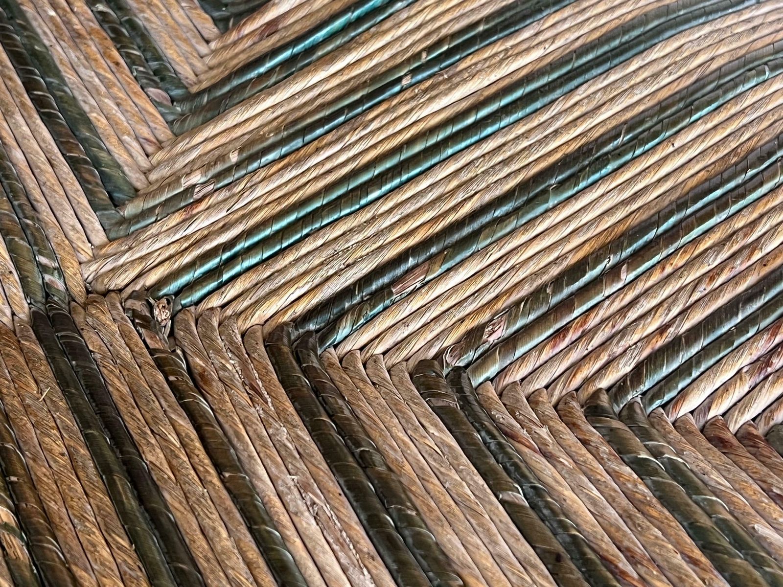 Paire de fauteuils espagnols à dossier en fer à cheval et cannage photo vintage