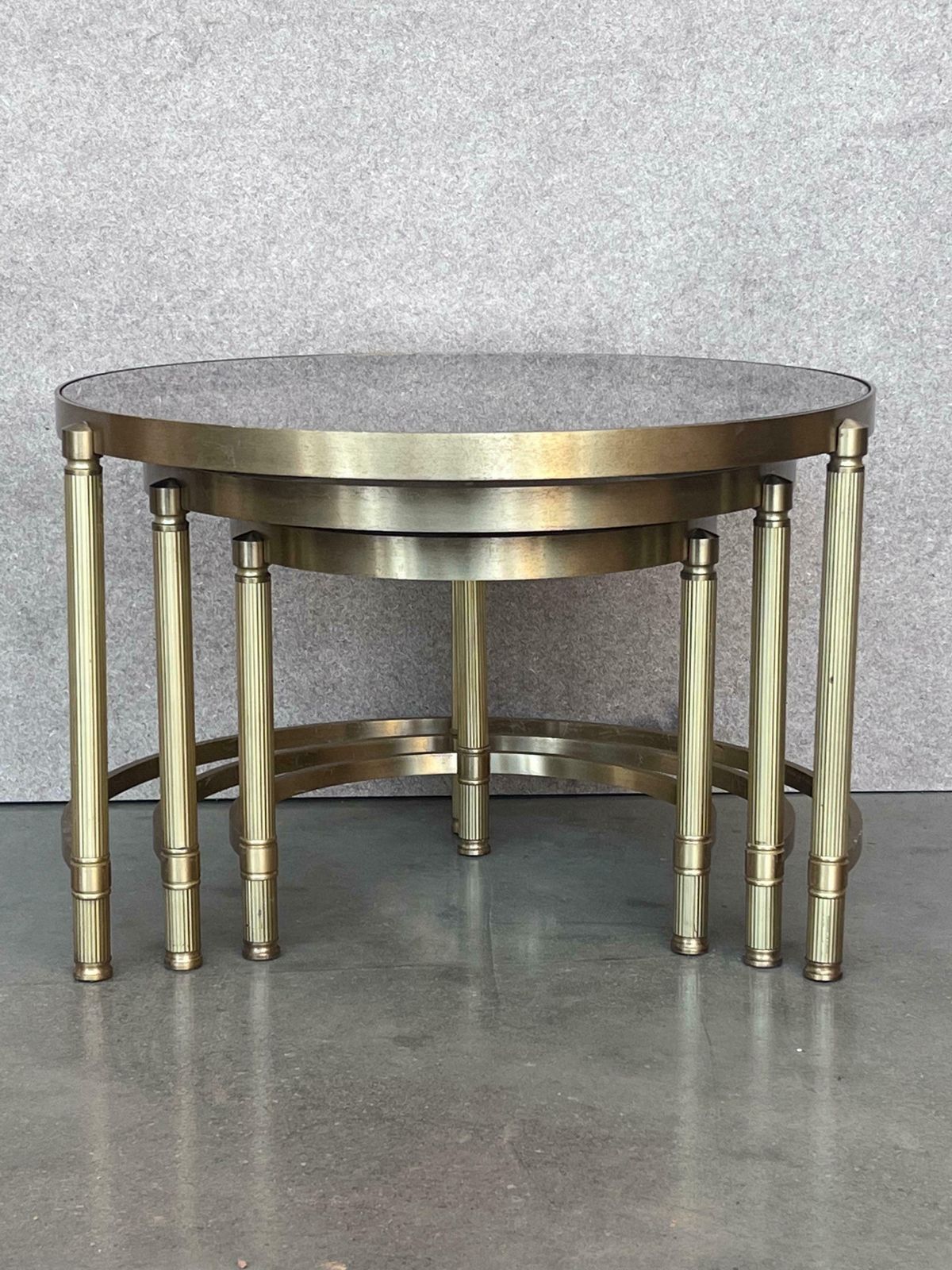 Ensemble de trois tables gigognes rondes en laiton, plateaux en verre fumé rose photo 3208.0