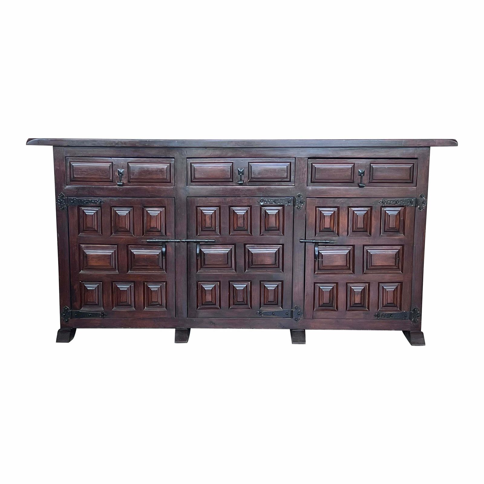 Buffet baroque catalan en noyer sculpté, style toscan, trois tiroirs