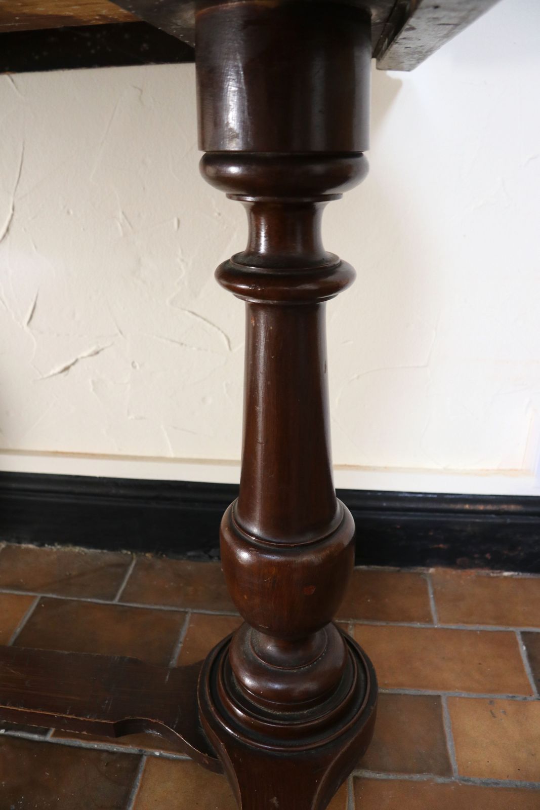 photo vinterior A Lovely Late Victorian Mahogany Galleried Side Table.
