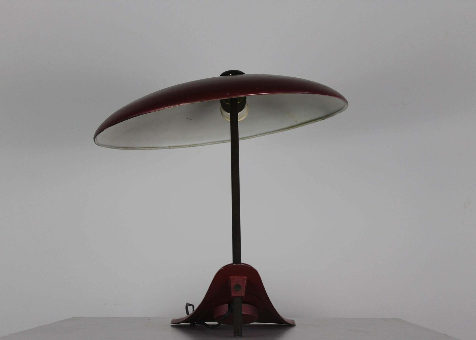 Mid Century Modern Table Lamp In Red Lacquered Metal Italian Manufacture 1950s photo 692.0
