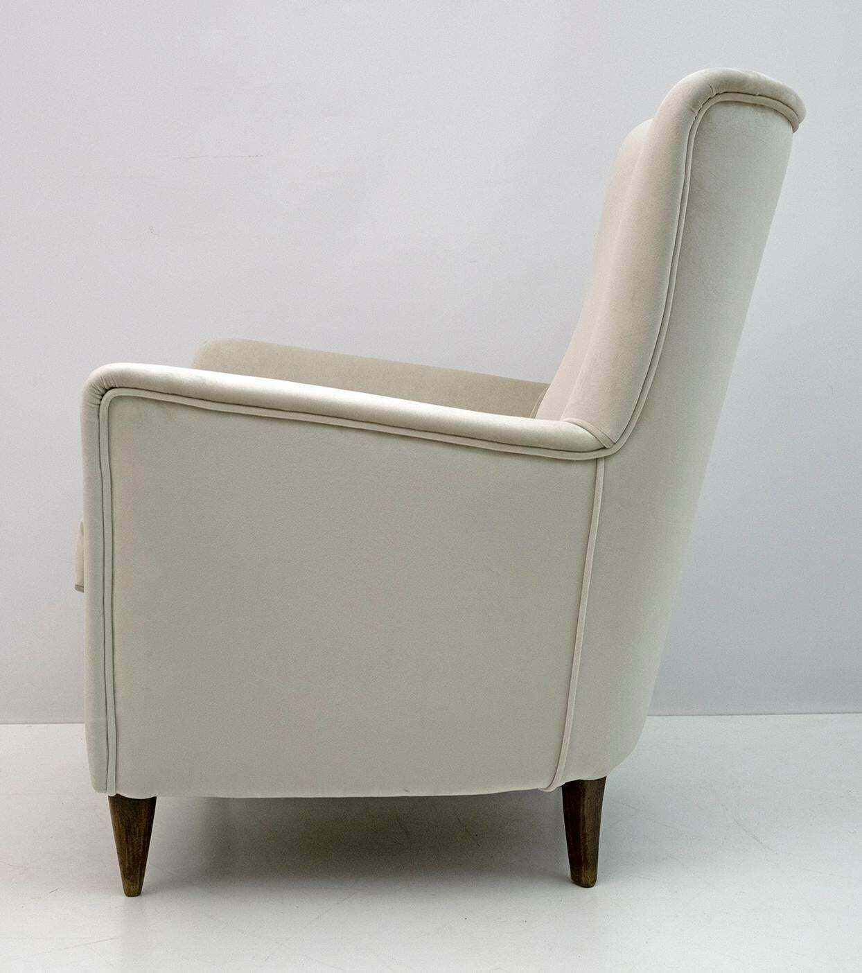 Furniture Pair Of Gio Ponti Mid Century Modern Italian Velvet Armchairs For Isa, 1950s photo