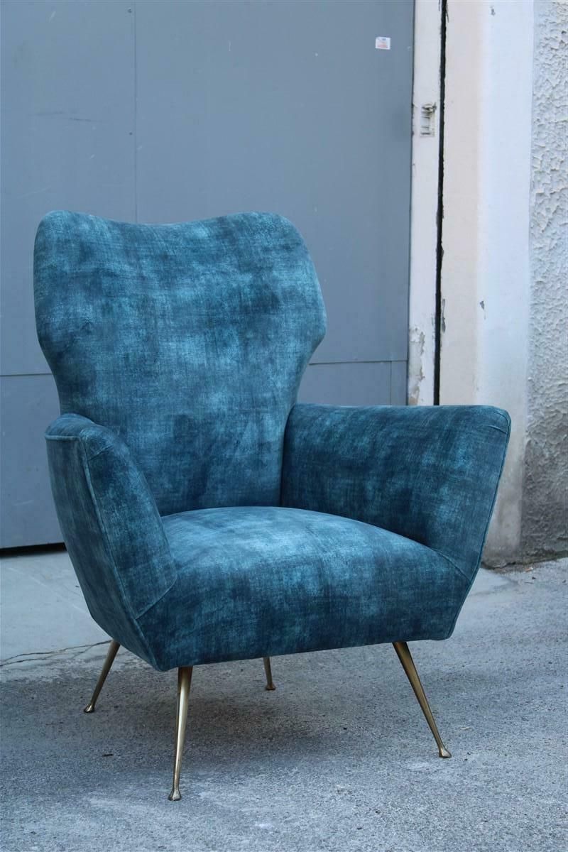 photo vintage Pair Of Mid Century Italian Armchairs With Brass Feet And Blue Velvet Gio Ponti Style