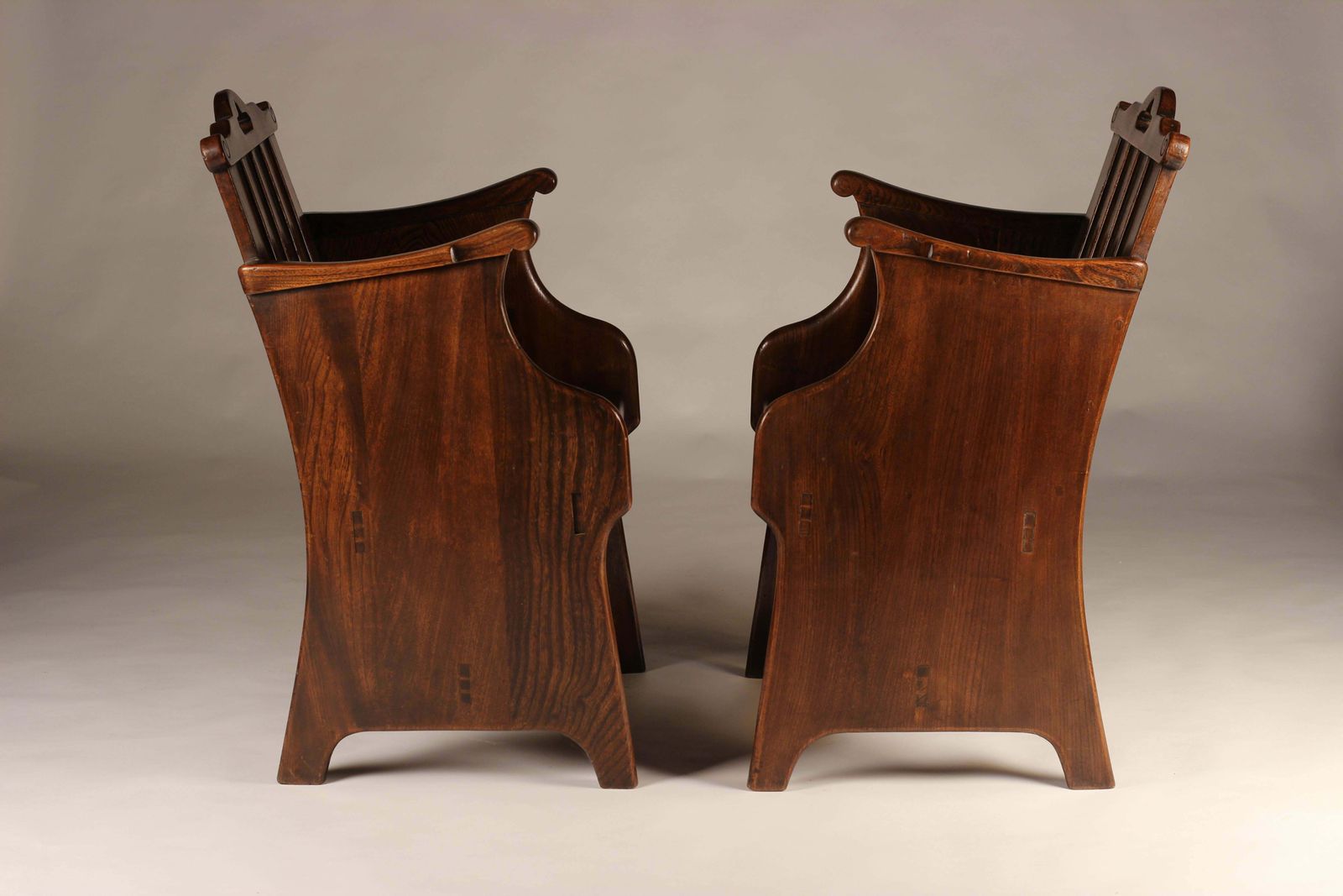 photo vintage Set Of Elm Tub Arts And Crafts Chairs With Panelled Backs And Carry Handles