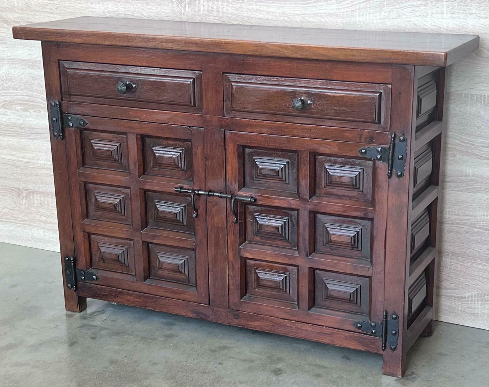 Buffet baroque espagnol catalan du XXe siècle en noyer sombre, étroit photo for sale