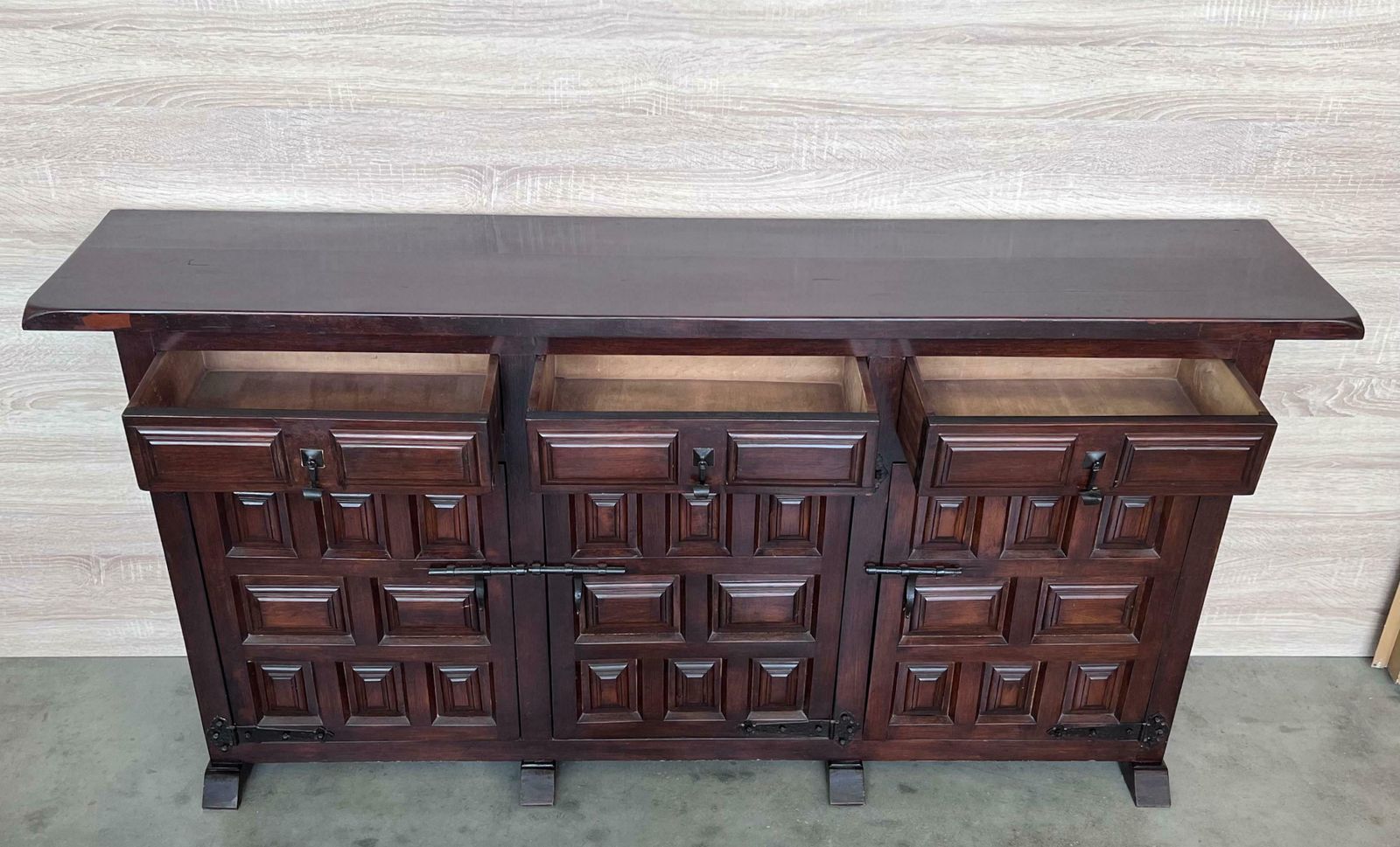 Buffet baroque catalan en noyer sculpté, style toscan, trois tiroirs photo vinterior