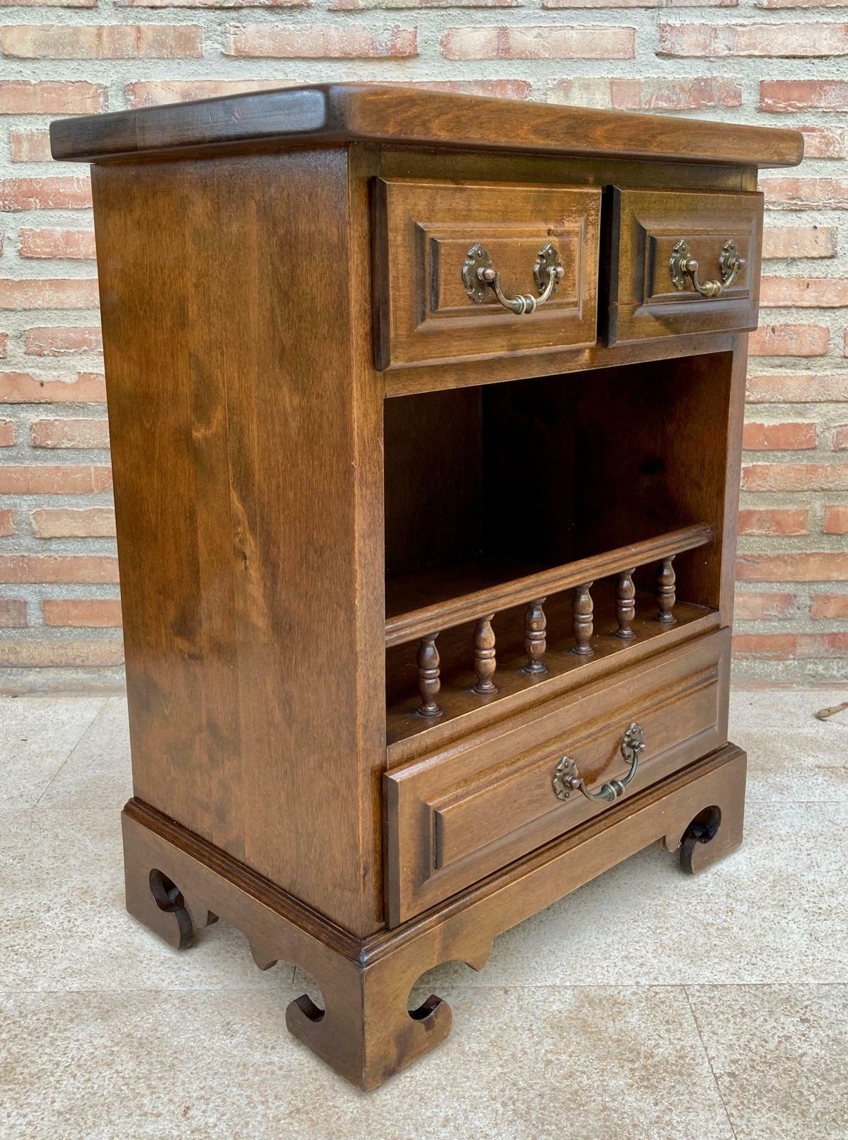 Tables de chevet espagnoles du XXe siècle, trois tiroirs, une étagère et quincaillerie en bronze, années 1970 photo buy
