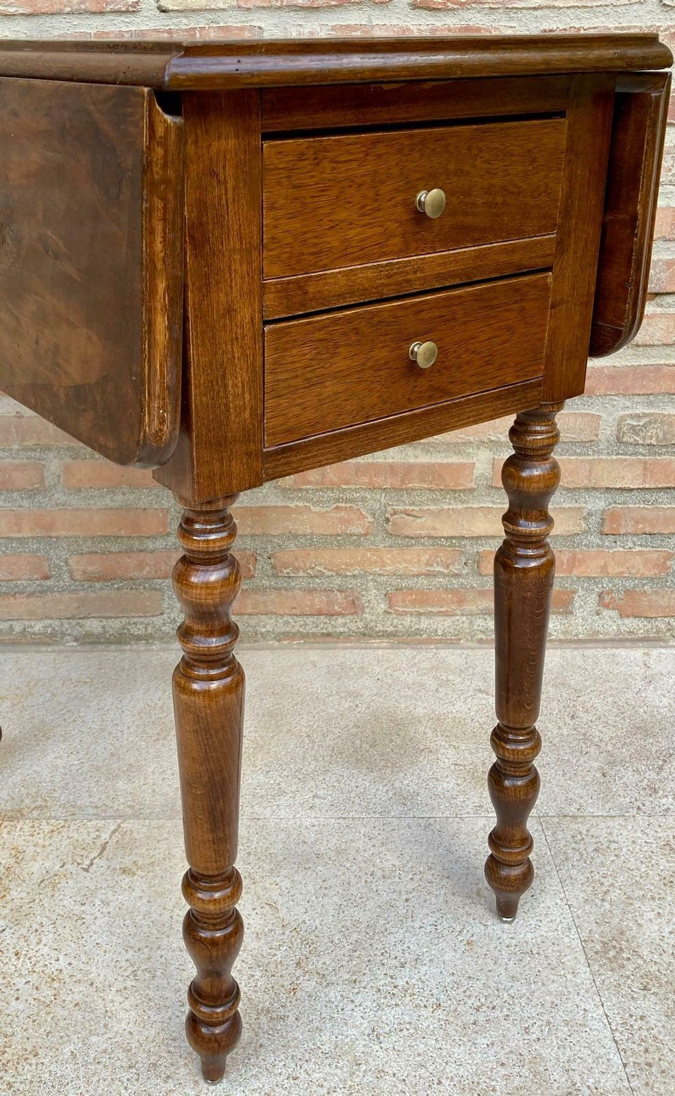 photo vintage Table de style Regency anglais en noyer à abattants, années 1890