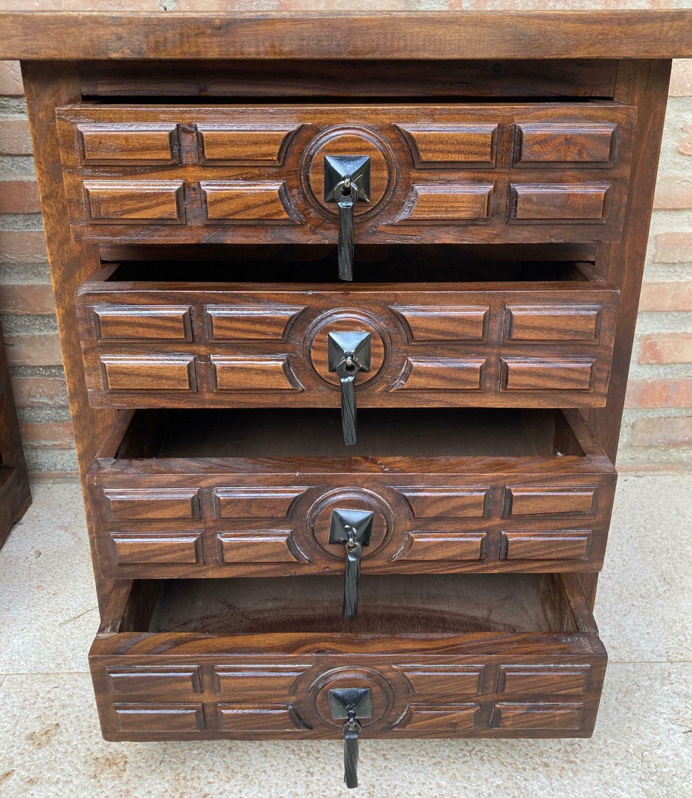 Mobilier Tables de chevet espagnoles à quatre tiroirs et ferrures en fer, années 1950, lot de 2 photo