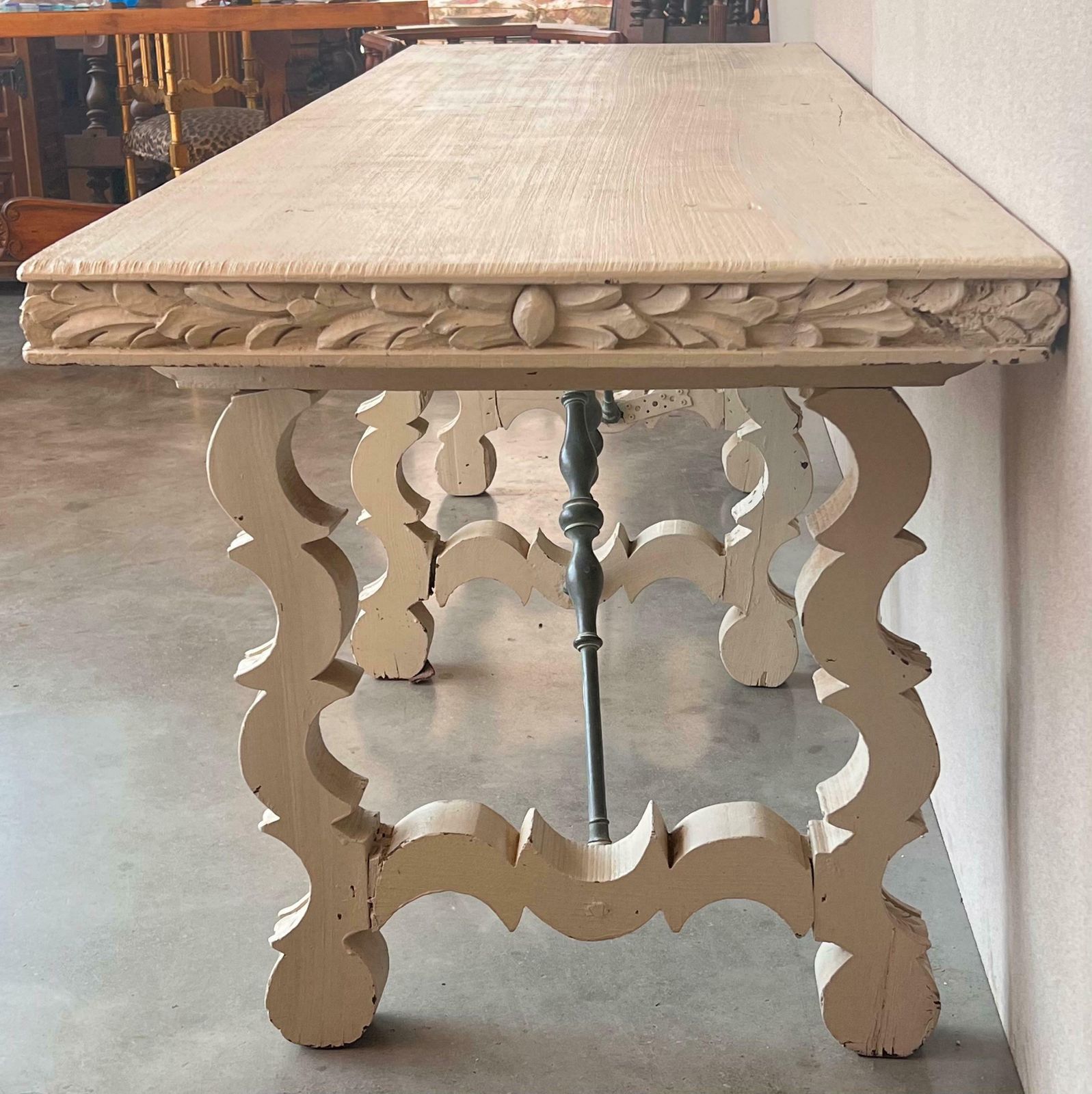 Grande table console ou de milieu, peinte en blanc, pieds en lyre, XIXe siècle photo vinterior