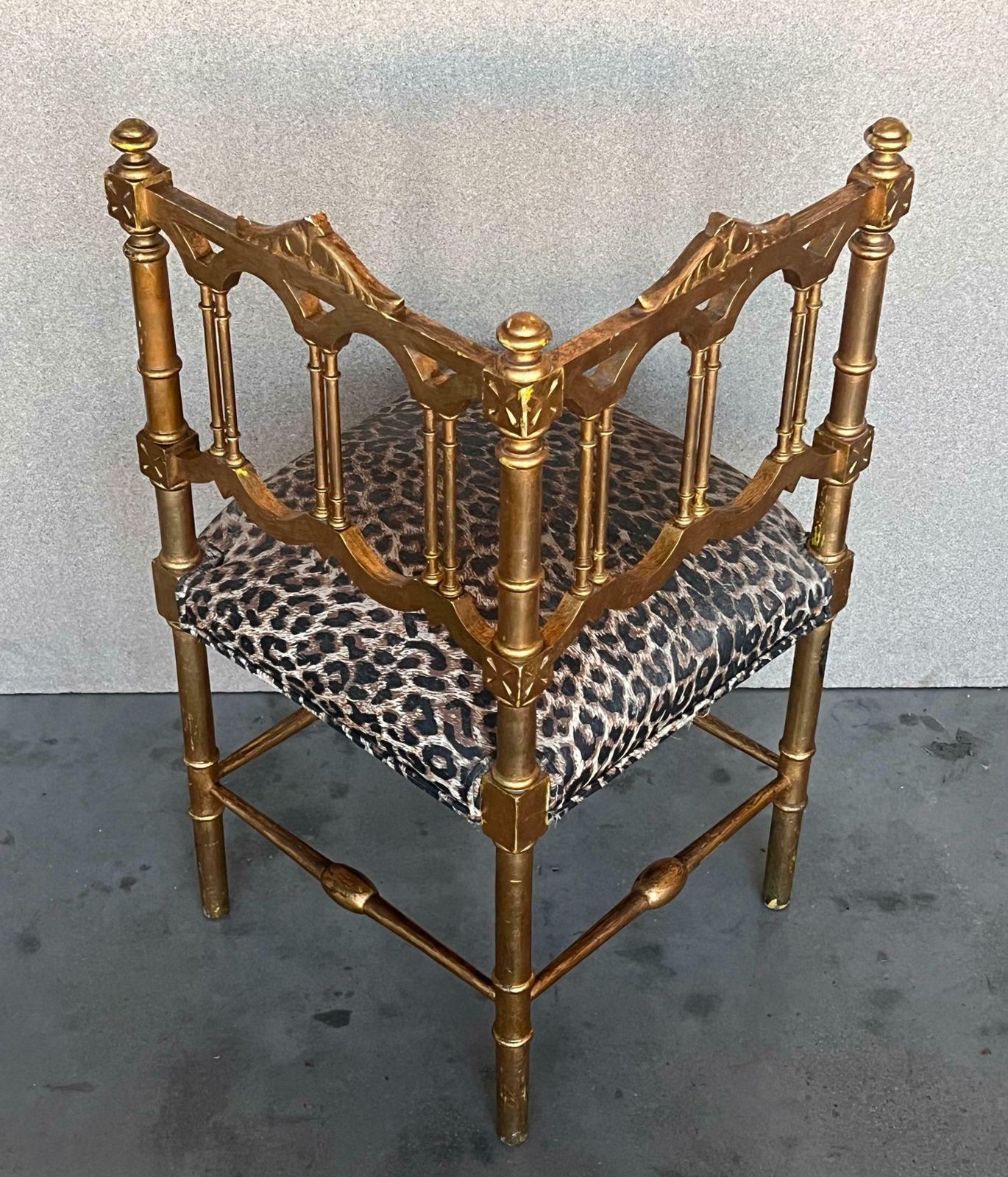 photo vinterior Paire de fauteuils d'angle de style provincial français en bois doré, vers 1900