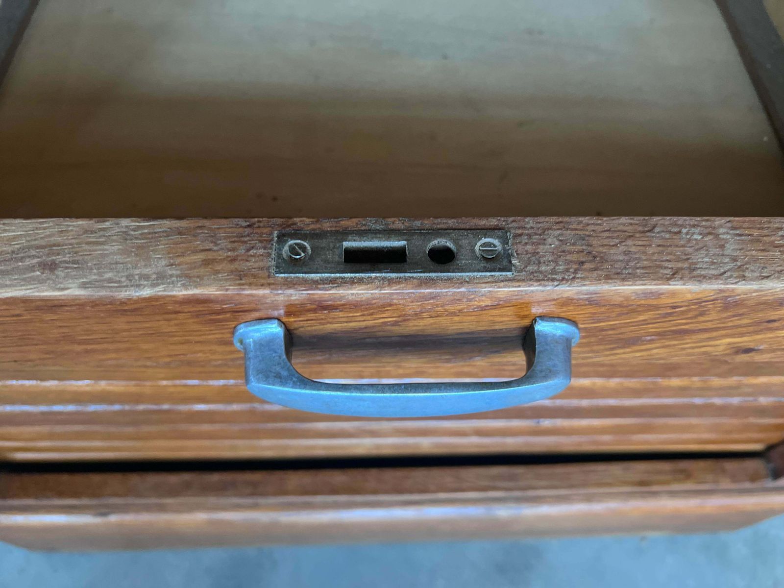 2251.0 Classeur du début du XXe siècle, une porte à jalousies et cinq étagères photo