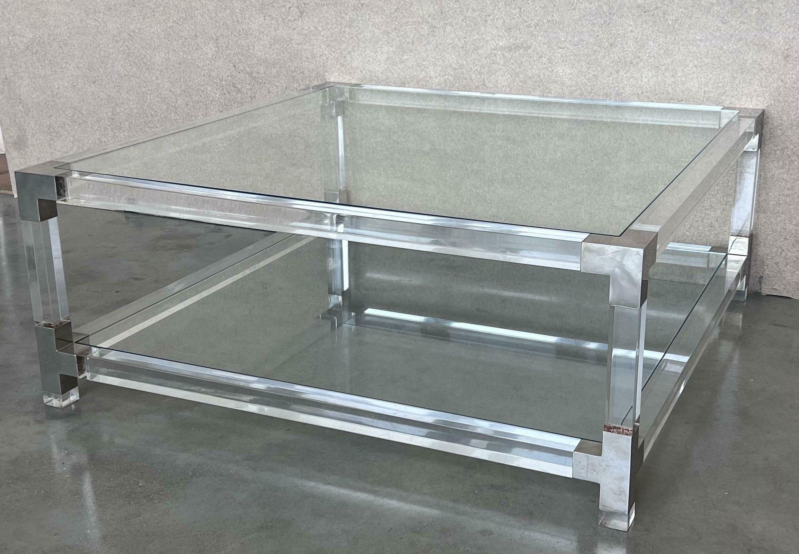 Table basse carrée mid-century en lucite avec détails en métal chromé photo vinterior