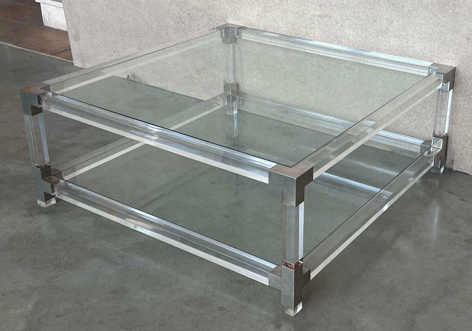 Table basse carrée mid-century en lucite avec détails en métal chromé photo vintage