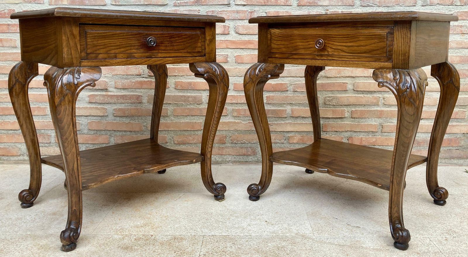 Mobilier Tables de chevet Louis XV en noyer avec tiroir et étagère ouverte, années 1930, lot de 2 photo