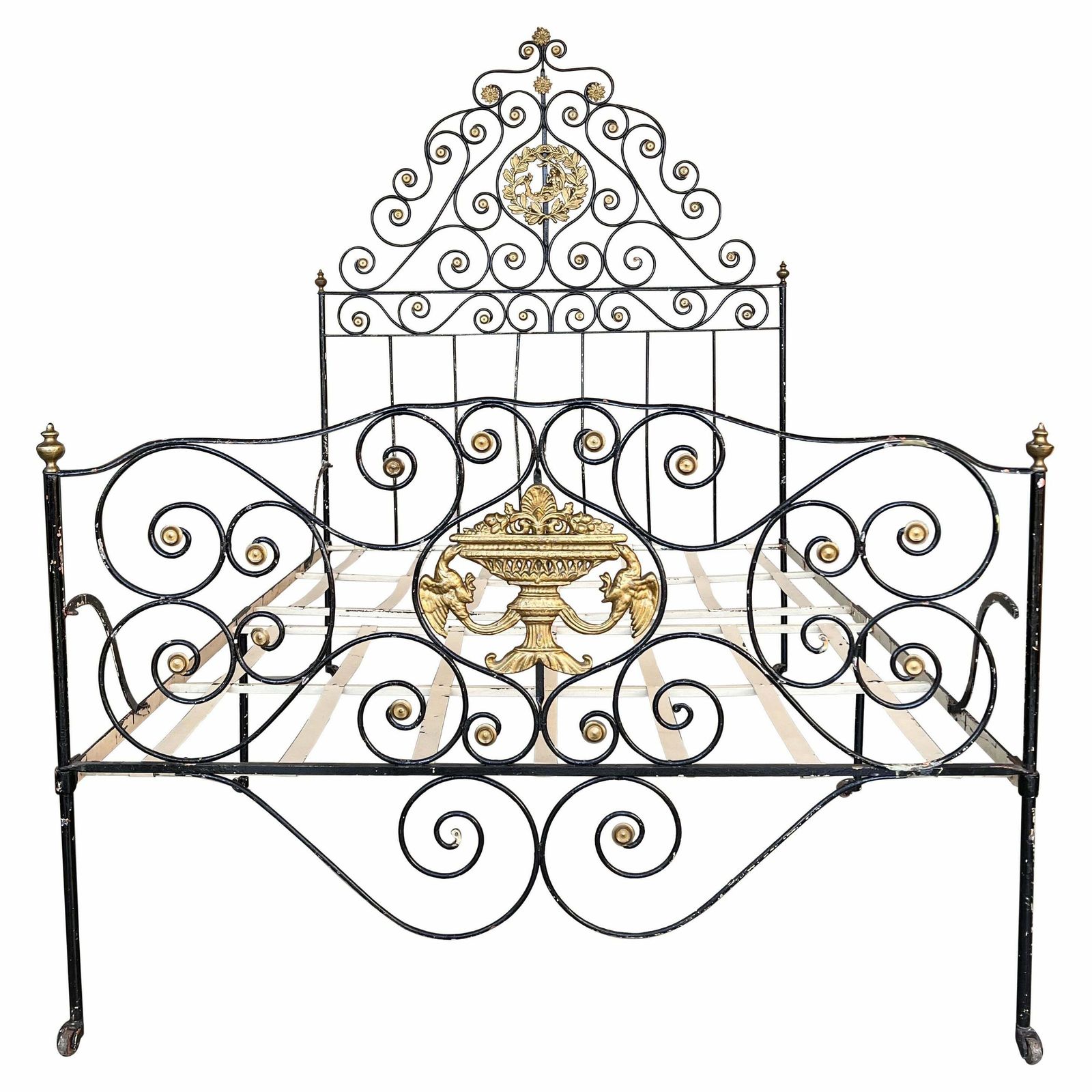 Grand lit en fer et bronze noir et doré, début du XIXe siècle