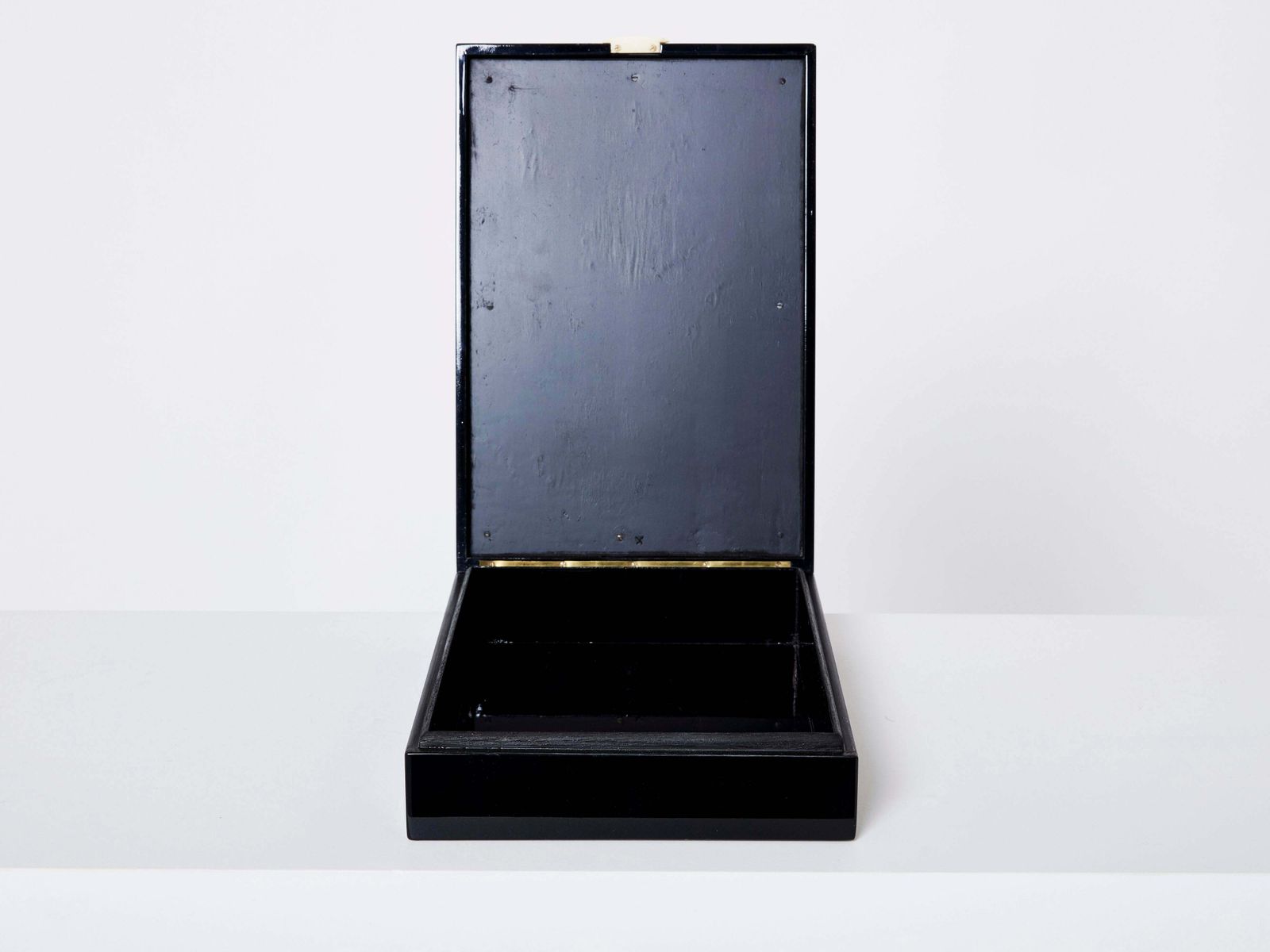 7200.0599999999995 Boîte Art déco française en laque noire, jade sculpté, 1930 photo