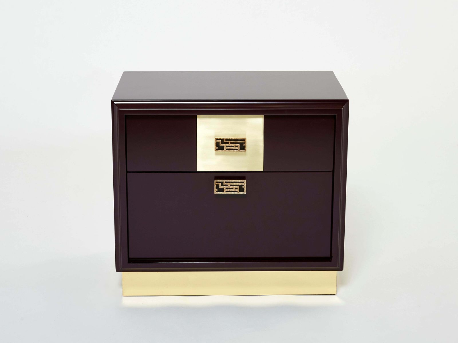 Mobilier Paire de tables de chevet Luciano Frigerio laquées prune et laiton, Italie, années 1970 photo