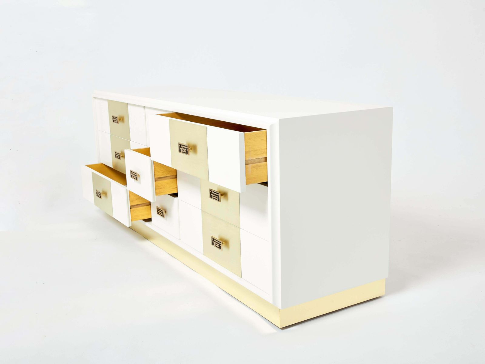 Commode Luciano Frigerio laquée blanc cassé en laiton, années 1970 photo buy